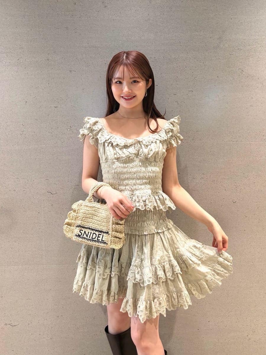 ブルー系のブルゾン、グリーン系のその他パンツ、グリーン系のシャツ/ブラウスを着用したレディースの春コーディネートの7枚目の写真