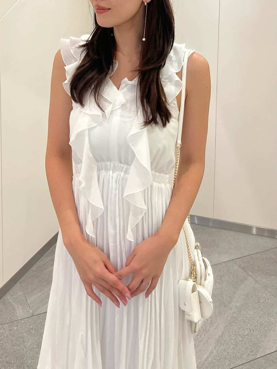 ホワイト系のショルダーバッグ、ホワイト系のワンピース、グレー系のキャップを着用したレディースの夏コーディネートの6枚目の写真