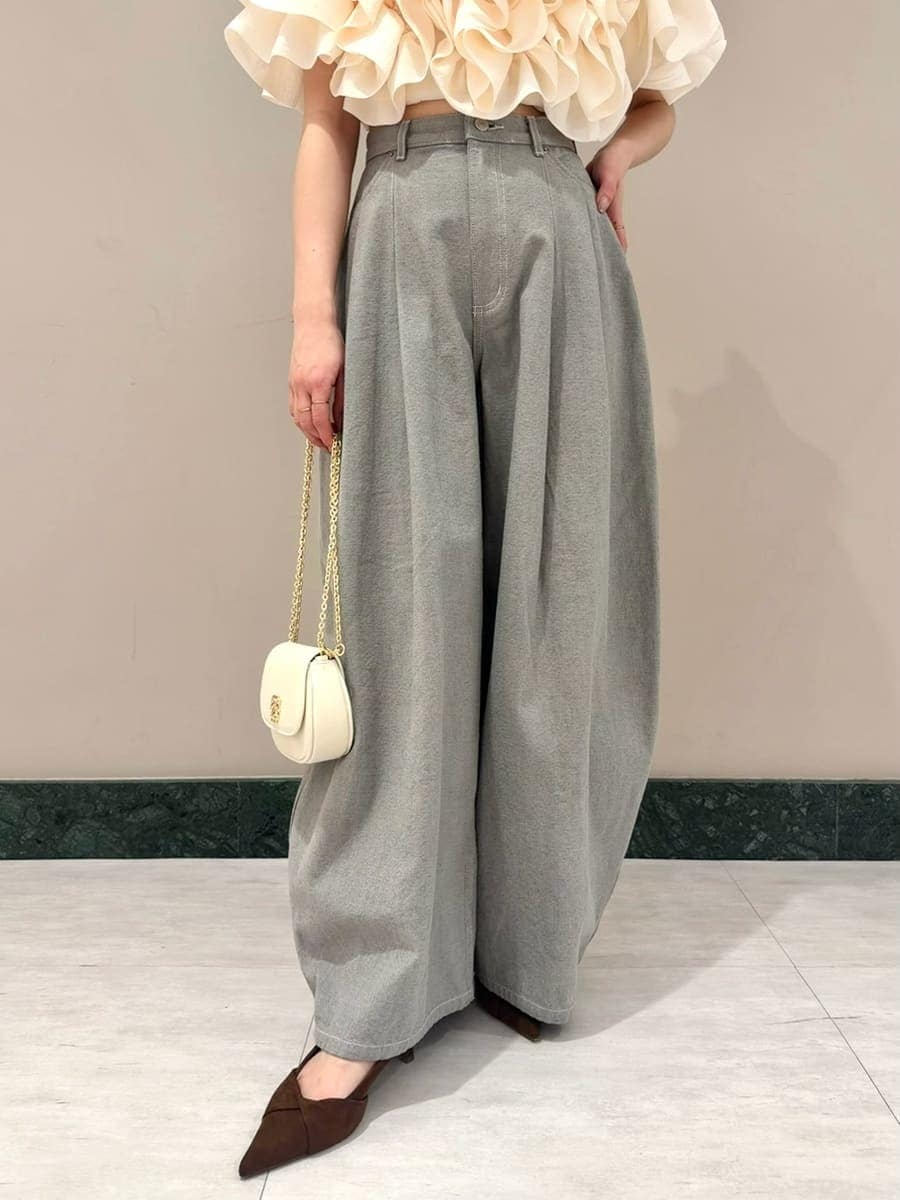 グレー系のデニムパンツ、ホワイト系のシャツ/ブラウス、ブラウン系のパンプスを着用したレディースの冬コーディネートの6枚目の写真