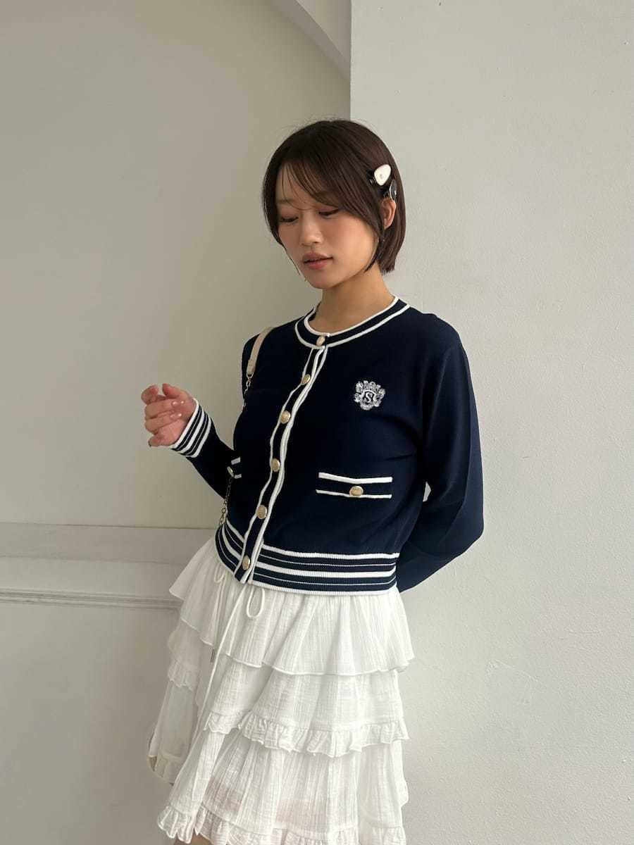 ブルー系のカーディガン/ボレロ、ホワイト系のその他パンツを着用したレディースの春コーディネートの3枚目の写真