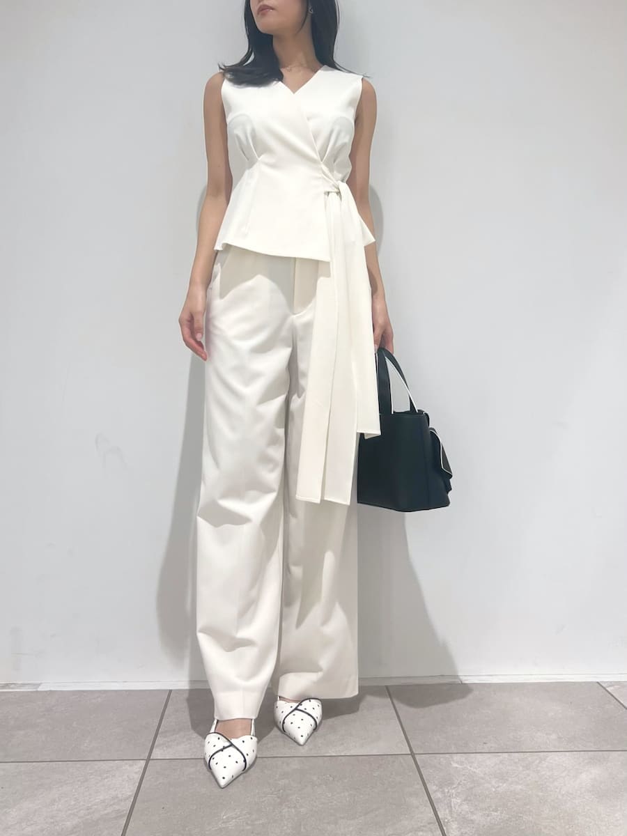 ホワイト系のテーラードジャケット、ホワイト系のスラックス、その他のパンプスを着用したレディースの冬コーディネートの5枚目の写真