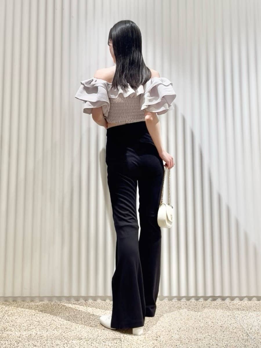 ブラック系のその他パンツ、グレー系のシャツ/ブラウス、ホワイト系のショルダーバッグを着用したレディースの春コーディネートの3枚目の写真