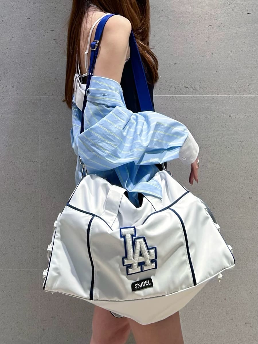 ブルー系のワンピース、ブルー系のシャツ/ブラウス、シルバー系のキーケース/キーアクセサリーを着用したレディースの春コーディネートの7枚目の写真