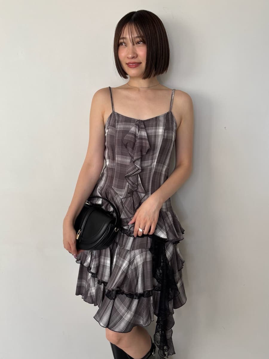 ブラック系のブーツ、ブラック系のハンドバッグ、ブラック系のブルゾンを着用したレディースの秋コーディネートの10枚目の写真