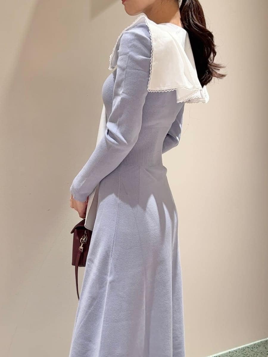 ブラウン系のブーツ、ブラウン系のショルダーバッグ、ブルー系のワンピースを着用したレディースの冬コーディネートの5枚目の写真