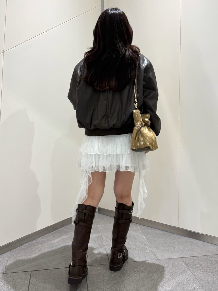 ブラウン系のブルゾン、ホワイト系のその他パンツ、ホワイト系のニット/セーターを着用したレディースの秋コーディネートの3枚目の写真