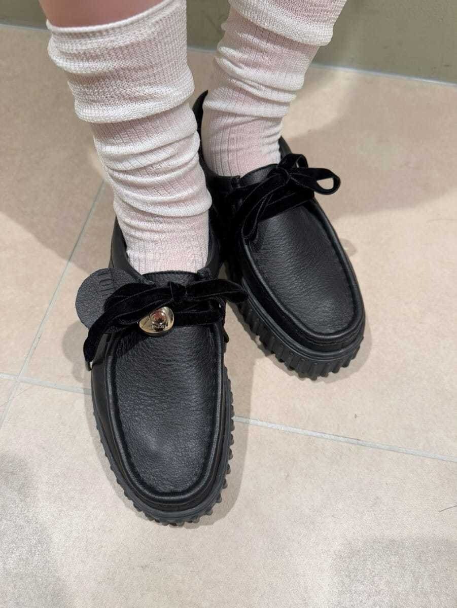 グレー系のカーディガン/ボレロ、グレー系のワンピース、ホワイト系のキャミソールを着用したレディースの秋コーディネートの5枚目の写真