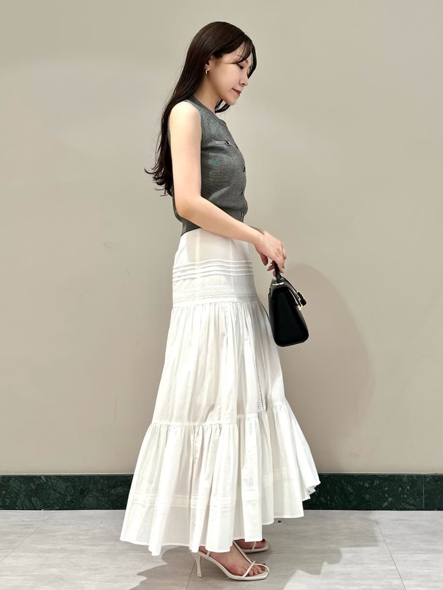 その他のニット/セーター、ホワイト系のスカート、ホワイト系のサンダルを着用したレディースの夏コーディネートの4枚目の写真
