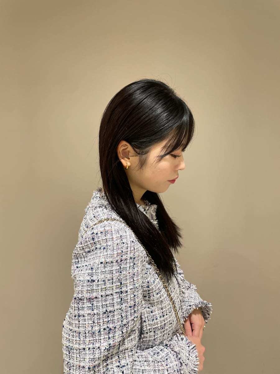 その他のノーカラージャケット、グレー系のその他パンツ、パープル系のショルダーバッグを着用したレディースの秋コーディネートの5枚目の写真