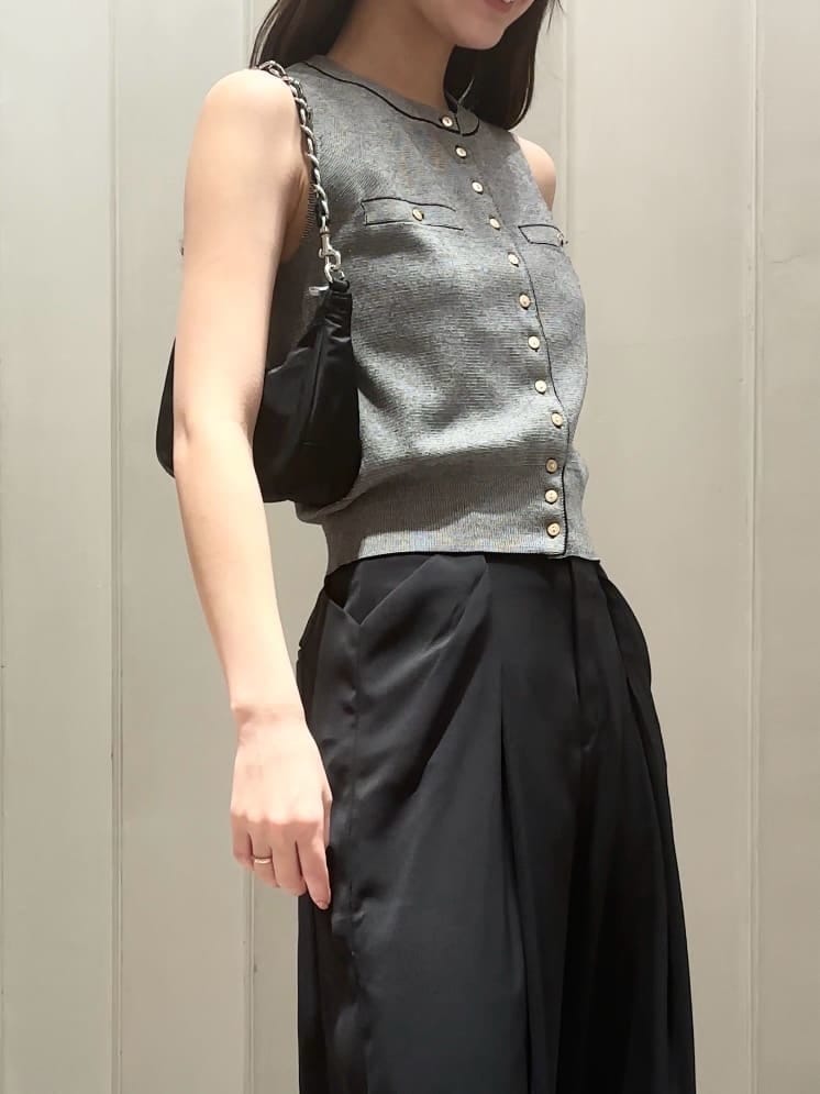 ブラック系のその他パンツ、ブラック系のショルダーバッグ、その他のニット/セーターを着用したレディースの夏コーディネートの4枚目の写真