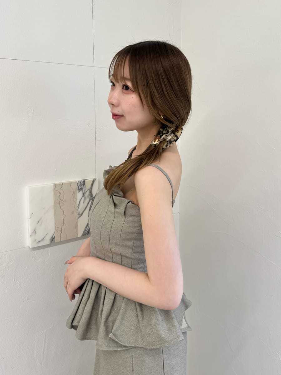 ブラック系のサンダル、ベージュ系のその他パンツ、ベージュ系のその他トップスを着用したレディースの夏コーディネートの3枚目の写真