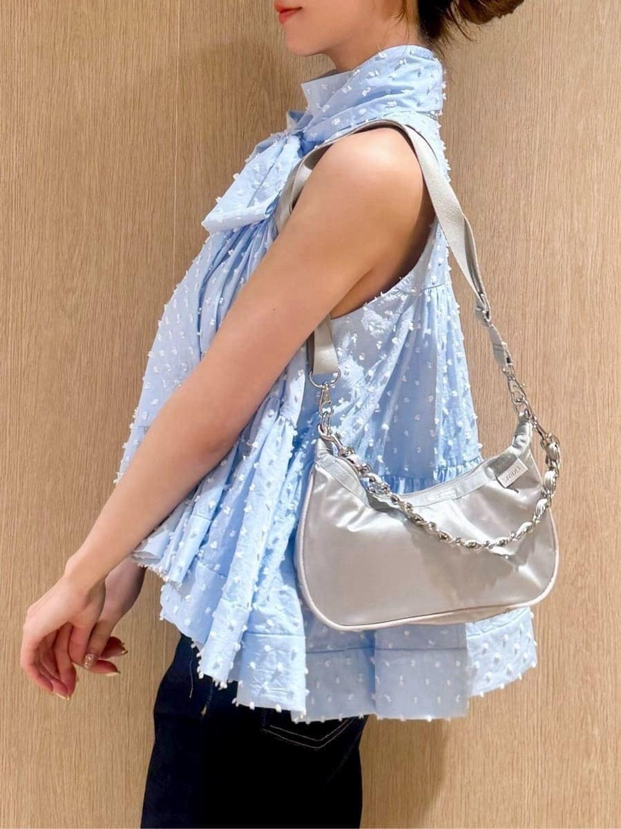 ブルー系のシャツ/ブラウス、ブルー系のデニムパンツ、シルバー系のショルダーバッグを着用したレディースの春コーディネートの4枚目の写真