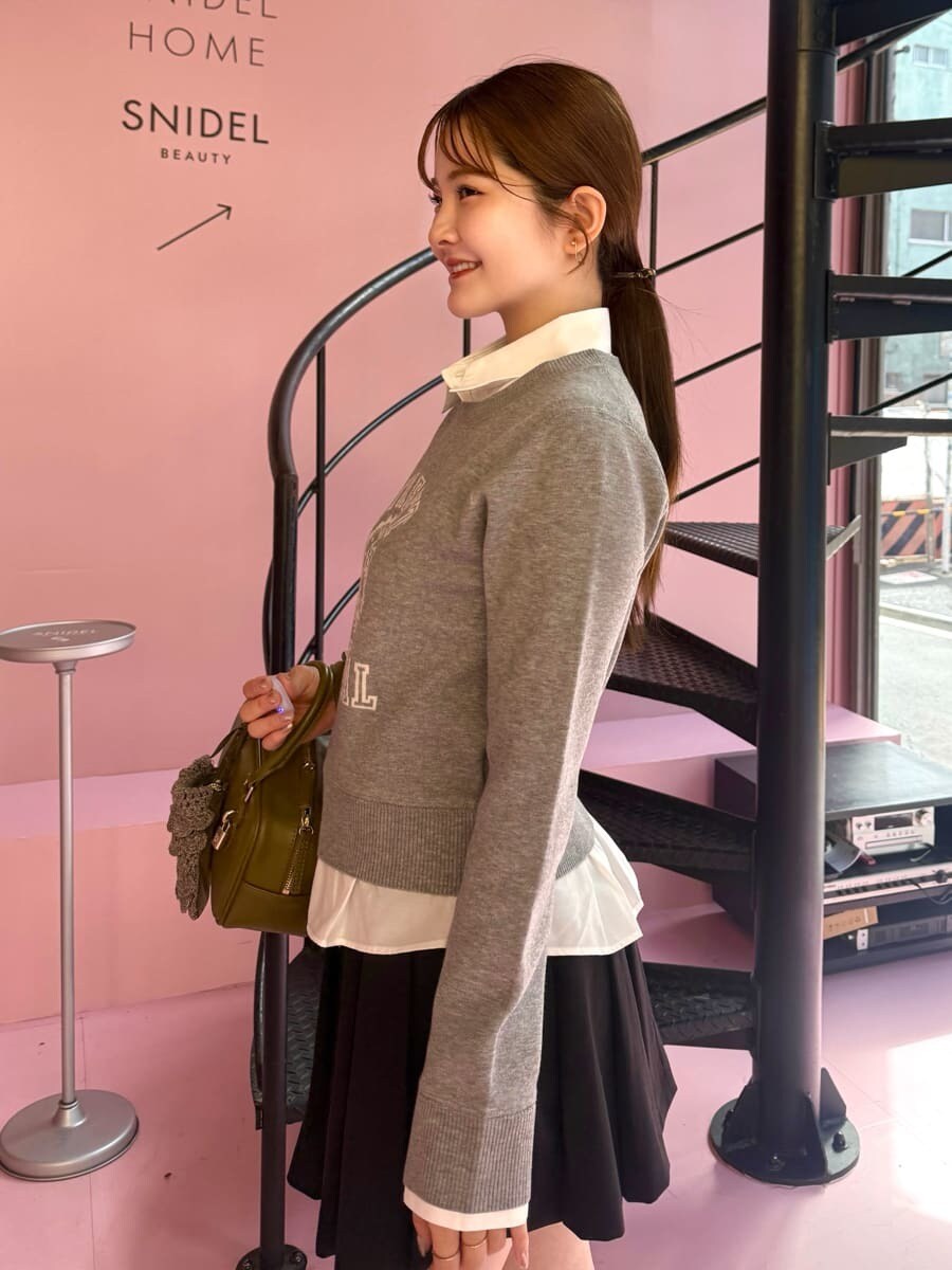 ブラウン系のテーラードジャケット、グレー系のニット/セーター、ブラック系のその他パンツを着用したレディースの秋コーディネートの9枚目の写真