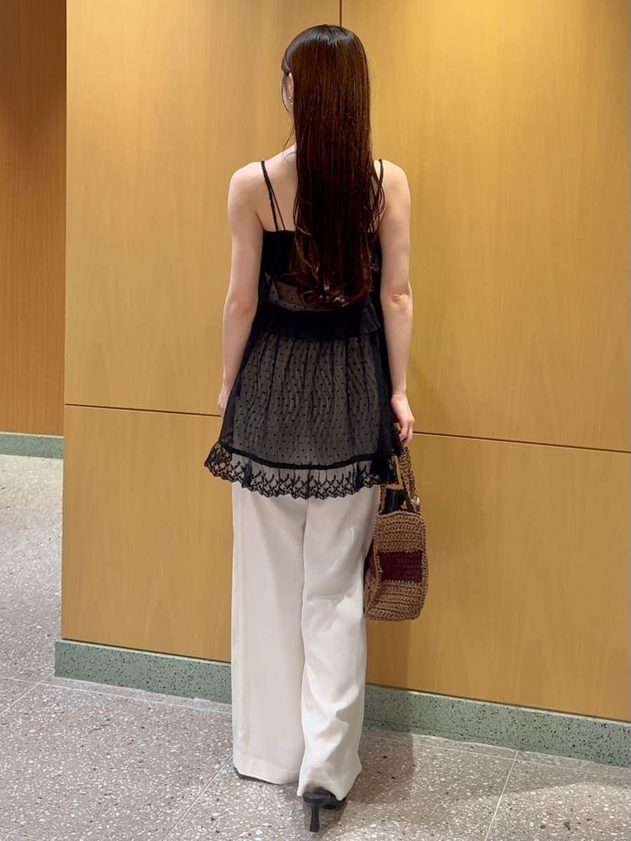 ホワイト系のその他パンツ、ブラウン系のトートバッグ、ブラック系の水着を着用したレディースの夏コーディネートの3枚目の写真