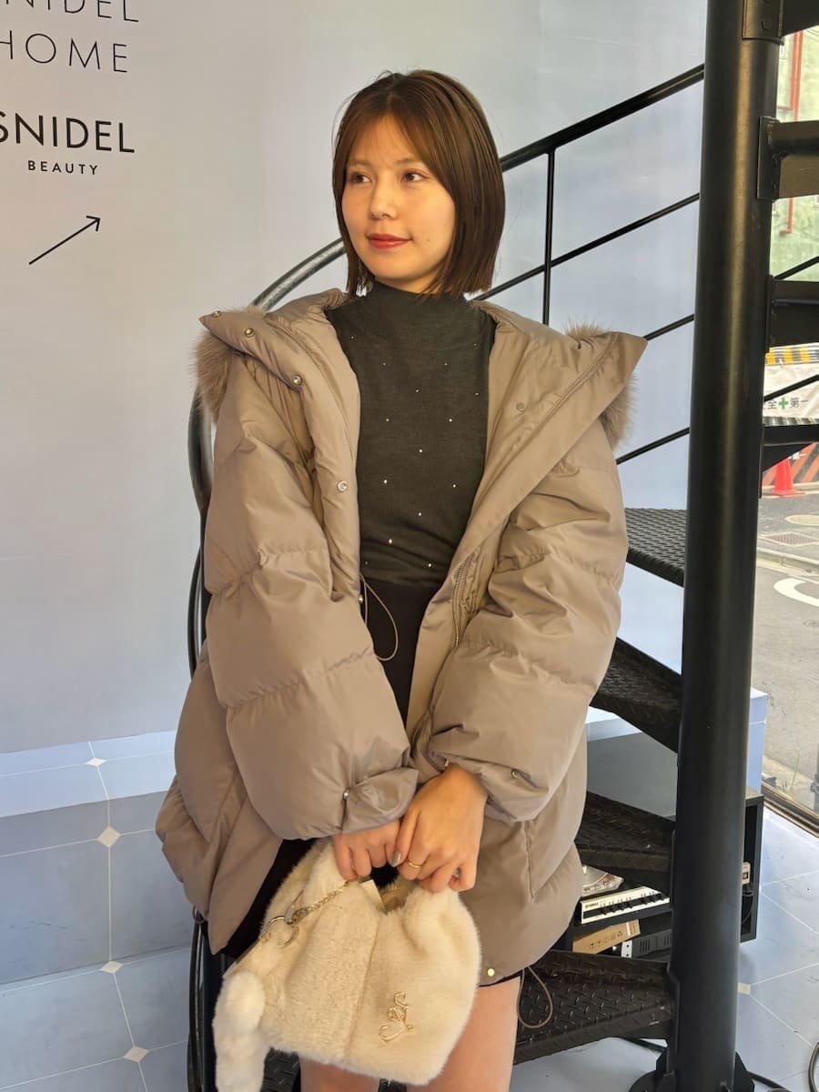 グレー系のダウンジャケット/コート、ブラック系のその他パンツ、グレー系のニット/セーターを着用したレディースの冬コーディネートの6枚目の写真