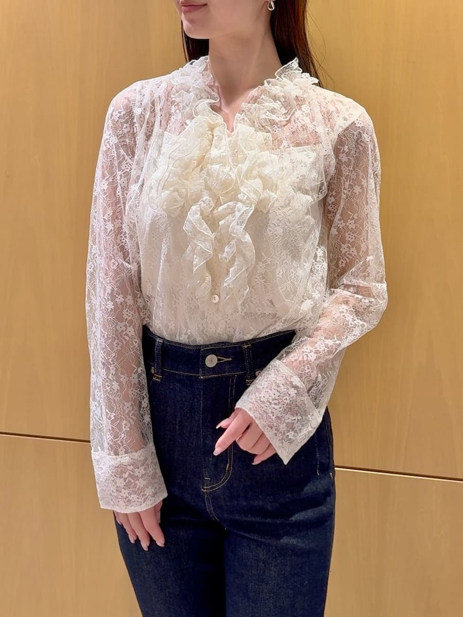 ブルー系のその他パンツ、ホワイト系のシャツ/ブラウス、ブルー系のハンドバッグを着用したレディースの冬コーディネートの4枚目の写真