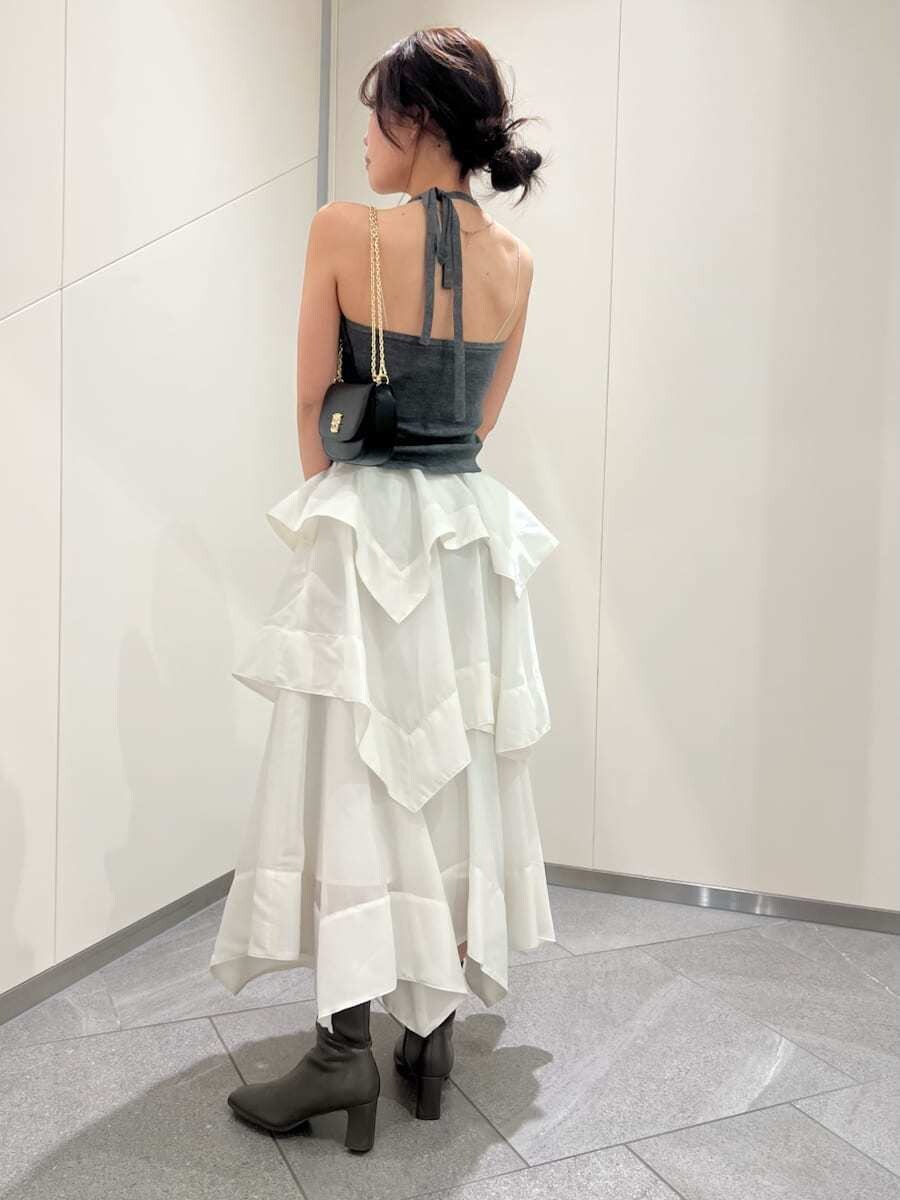 ホワイト系のスカート、グレー系のカーディガン/ボレロ、ブラック系のショルダーバッグを着用したレディースの春コーディネートの7枚目の写真