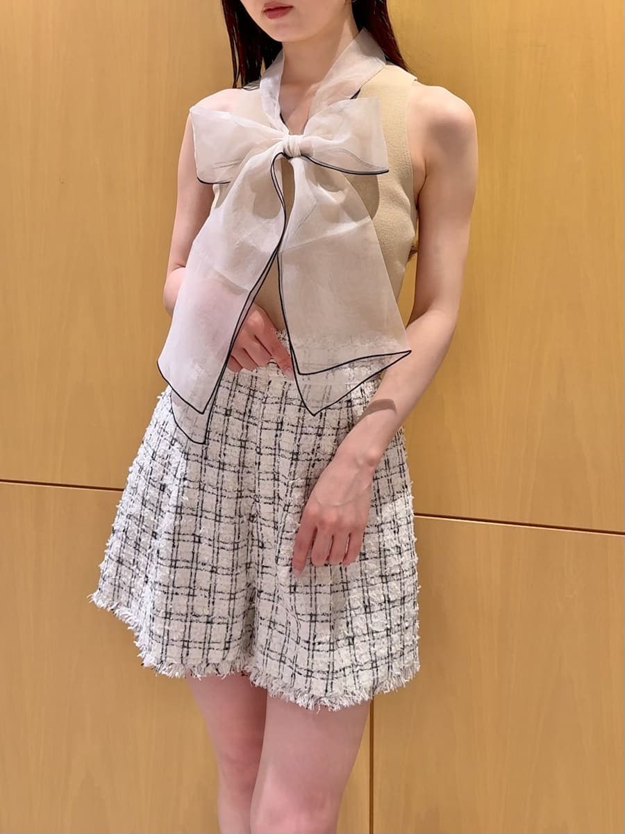 ブラック系のショルダーバッグ、ホワイト系のその他パンツ、ベージュ系のニット/セーターを着用したレディースの夏コーディネートの5枚目の写真