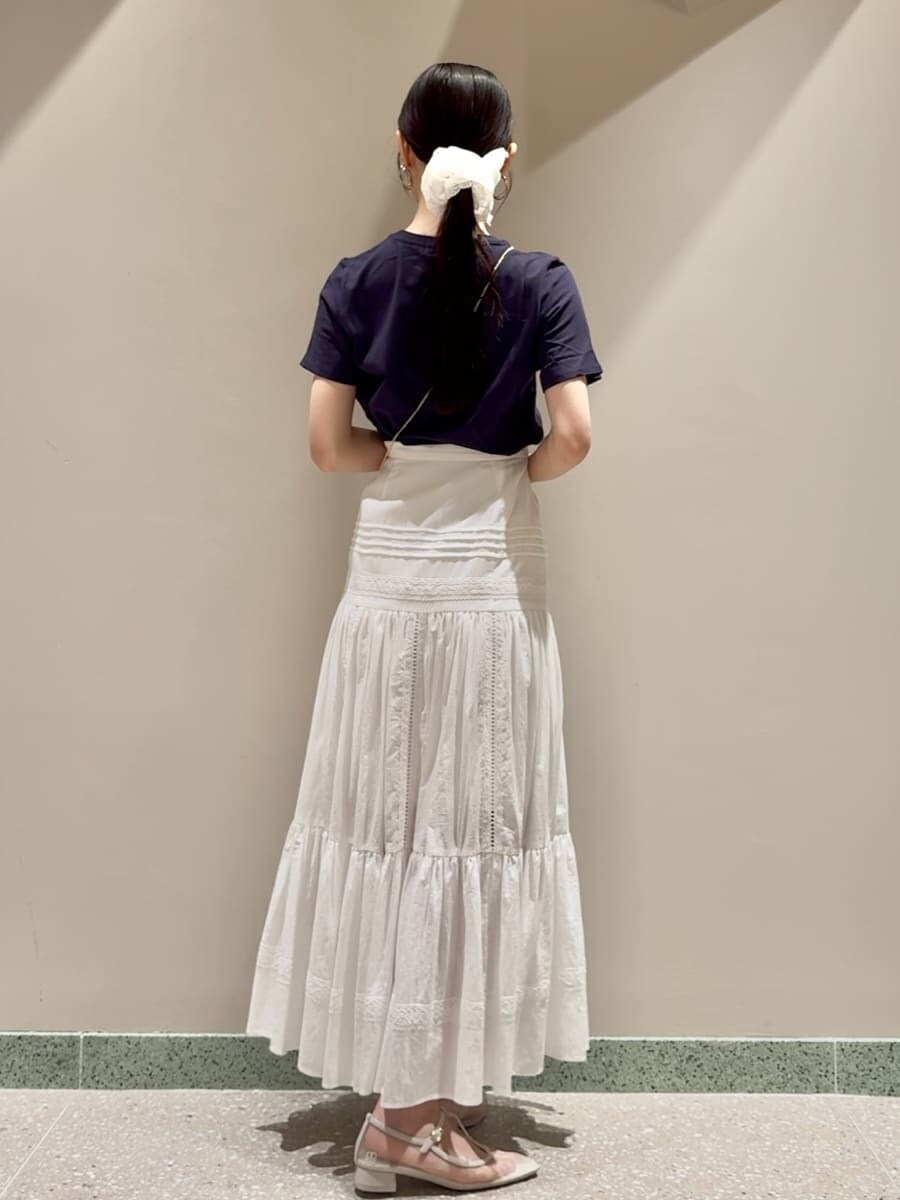 ブルー系のTシャツ/カットソー、ホワイト系のスカート、ホワイト系のチャームを着用したレディースの夏コーディネートの2枚目の写真