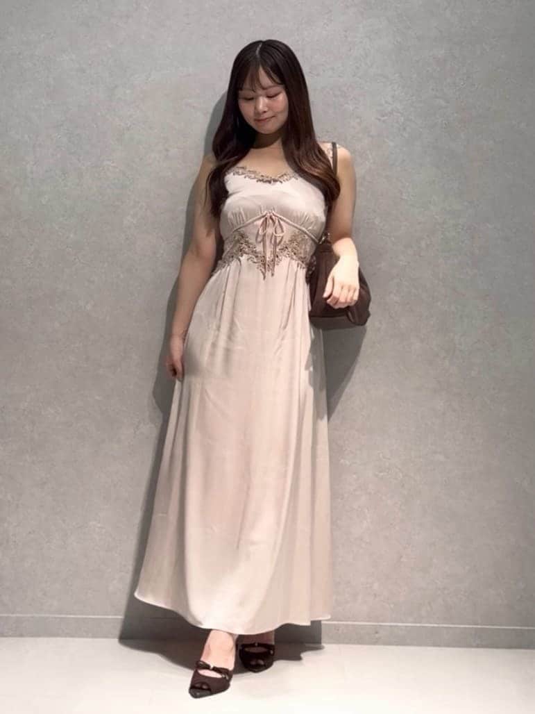ピンク系のワンピース、ブラウン系のサンダル、ブラウン系のショルダーバッグを着用したレディースの夏コーディネートの2枚目の写真