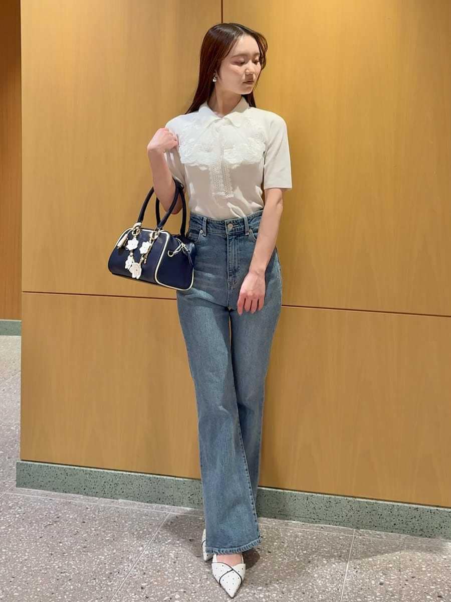 ブルー系のその他パンツ、ブルー系のテーラードジャケット、ホワイト系のニット/セーターを着用したレディースの春コーディネートの5枚目の写真