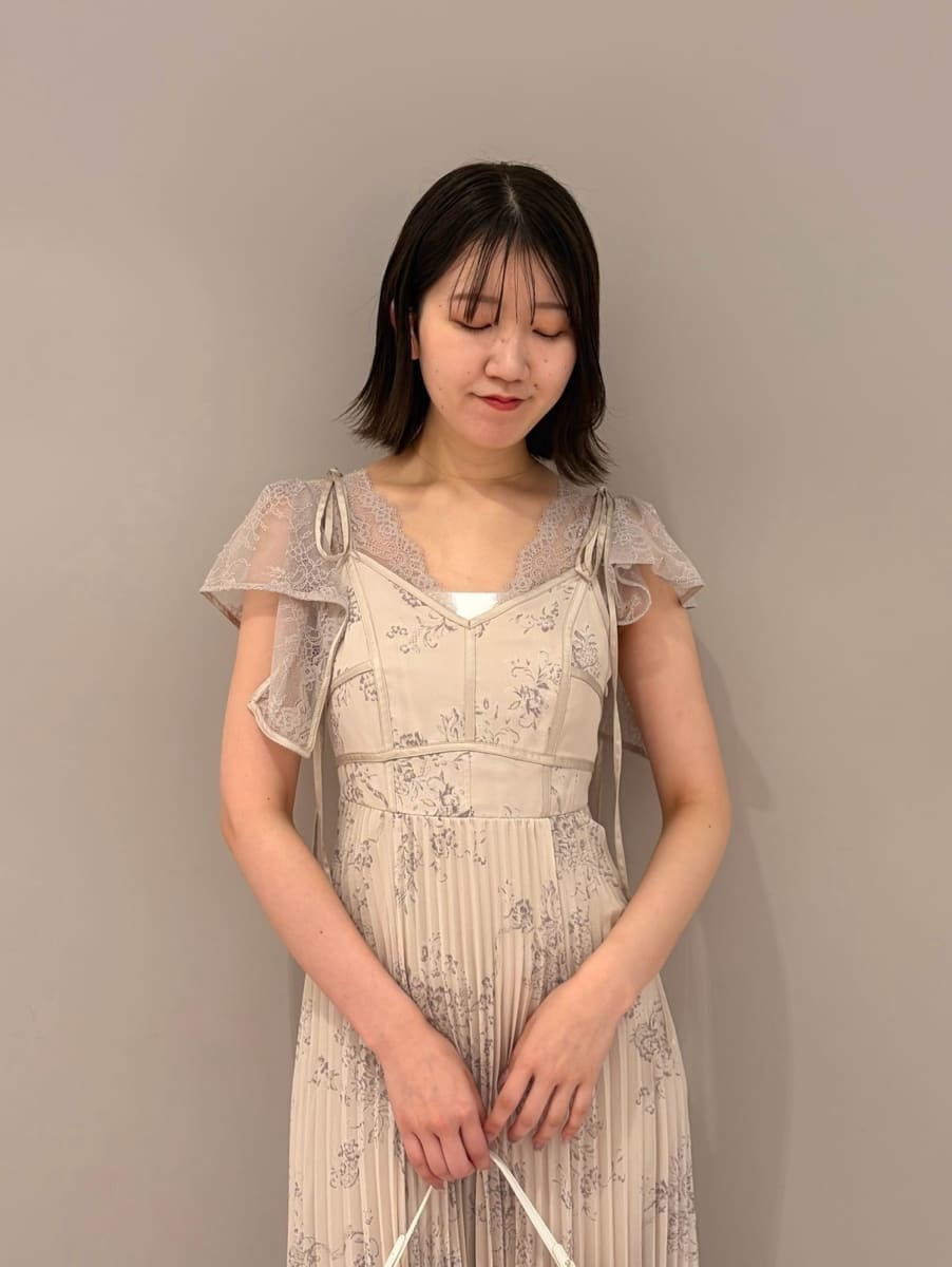 ホワイト系のキャミソールを着用したレディースの春コーディネートの5枚目の写真