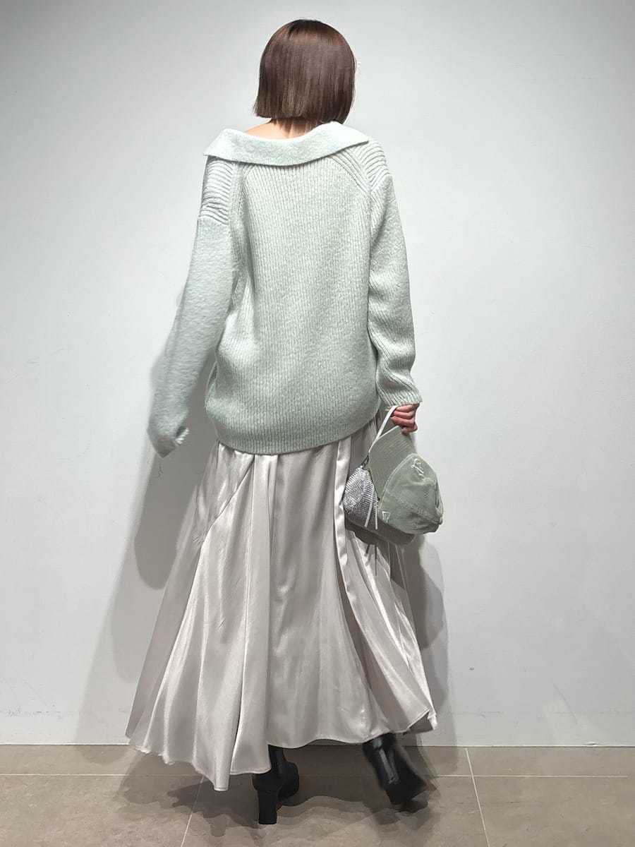 グレー系のブーツ、グリーン系のワンピース、グリーン系のキャップを着用したレディースの冬コーディネートの7枚目の写真