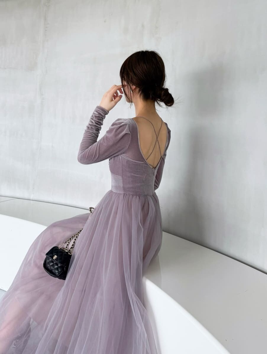 ブラック系のショルダーバッグ、ブラック系のパンプス、その他のイヤリングを着用したレディースの夏コーディネートの5枚目の写真