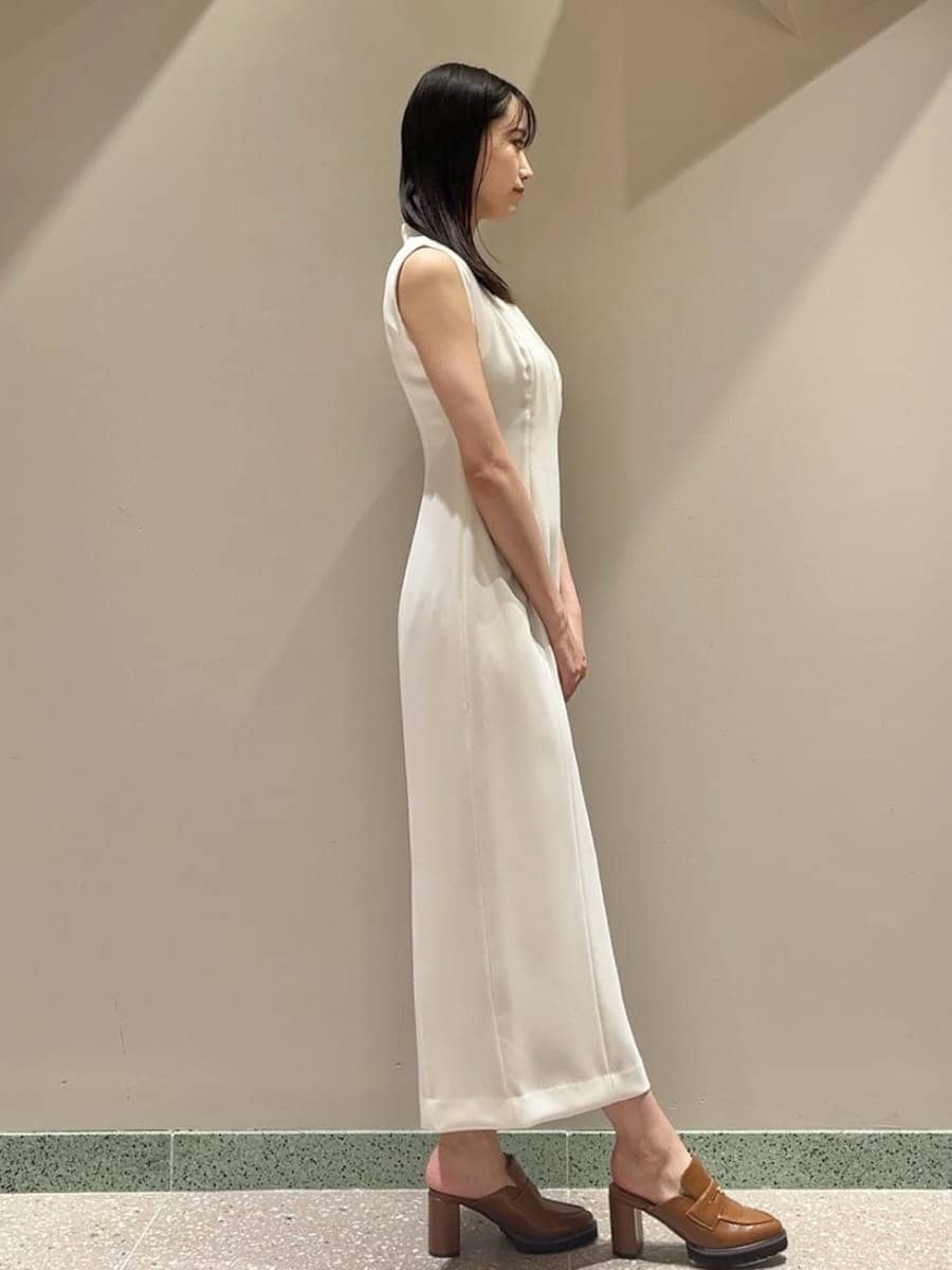 ホワイト系のワンピース、イエロー系のローファー、ベージュ系のショルダーバッグを着用したレディースの夏コーディネートの6枚目の写真