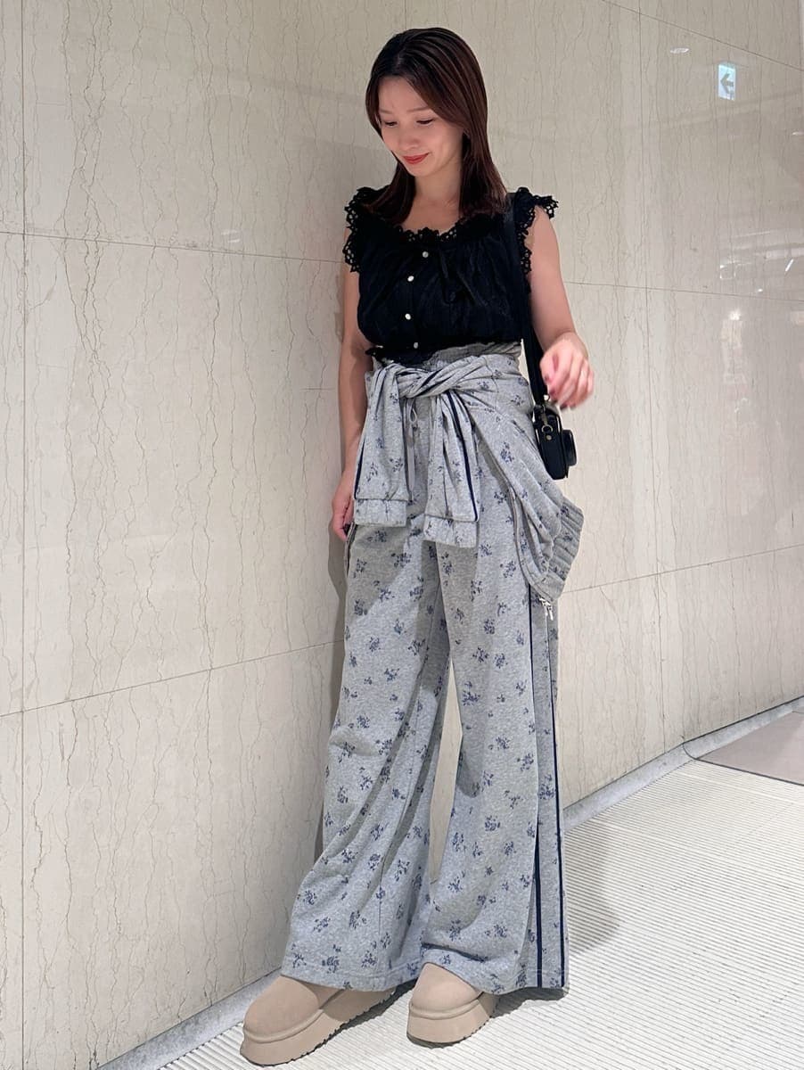 ブラック系のシャツ/ブラウス、その他のパーカー、その他のスウェットパンツを着用したレディースの夏コーディネートの3枚目の写真