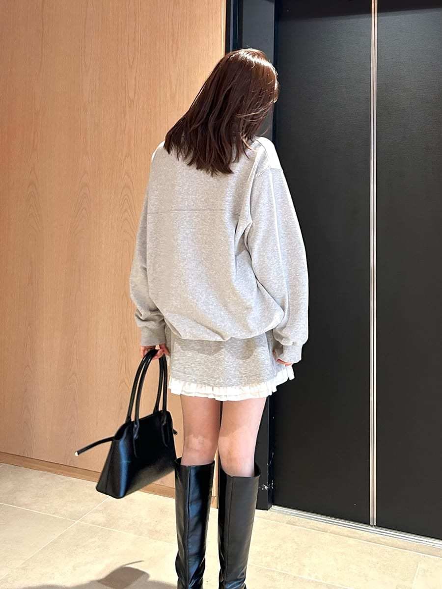 グレー系のワンピース、グレー系のTシャツ/カットソー、ブラック系のブーツを着用したレディースの秋コーディネートの3枚目の写真