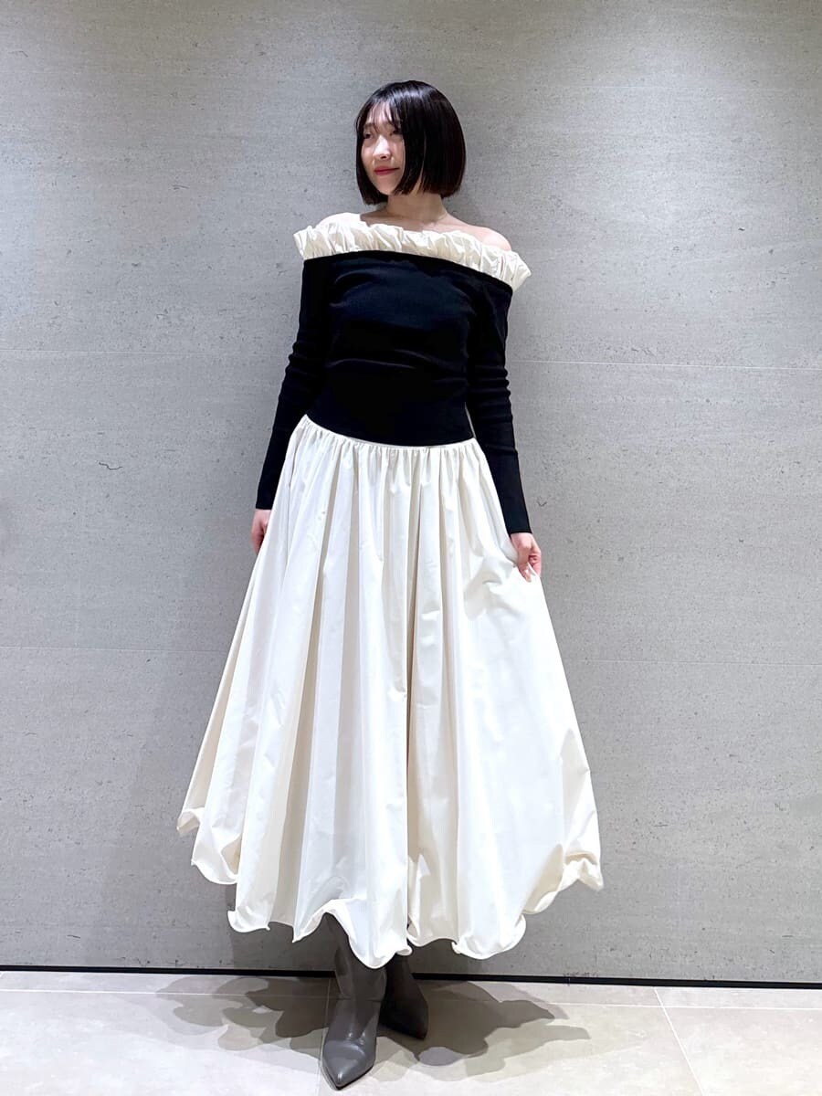 ホワイト系のスカート、ブラック系のニット/セーターを着用したレディースの冬コーディネートの3枚目の写真