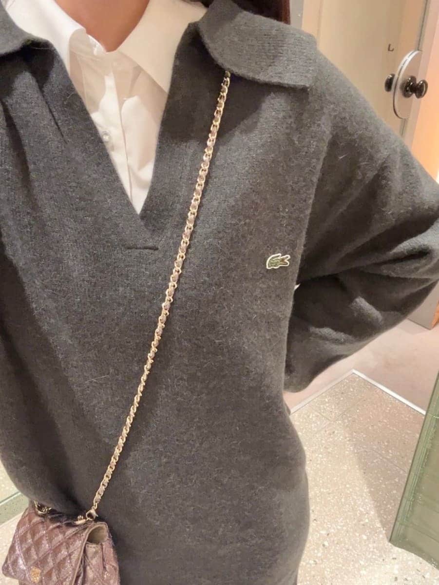 ホワイト系のシャツ/ブラウス、パープル系のショルダーバッグ、ブラック系のブーツを着用したレディースの秋コーディネートの7枚目の写真