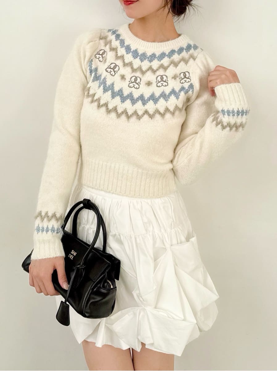 ブラック系のブーツ、ホワイト系のその他パンツ、ホワイト系のニット/セーターを着用したレディースの冬コーディネートの4枚目の写真