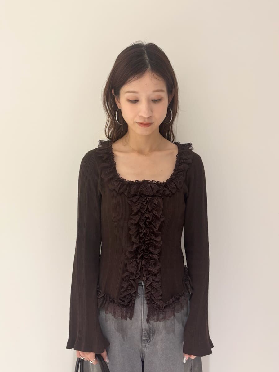 グレー系のデニムパンツ、ブラウン系のニット/セーター、その他のサンダルを着用したレディースの夏コーディネートの4枚目の写真