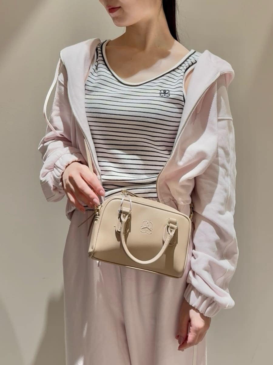 ピンク系のパーカー、その他のタンクトップ、ピンク系のスウェットパンツを着用したレディースの夏コーディネートの9枚目の写真