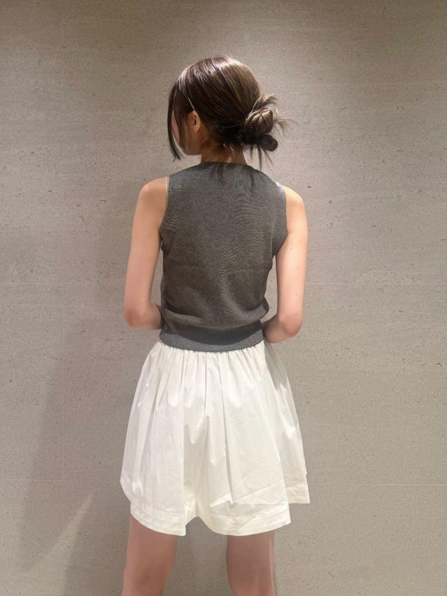 その他のニット/セーター、ホワイト系のその他パンツを着用したレディースの夏コーディネートの6枚目の写真