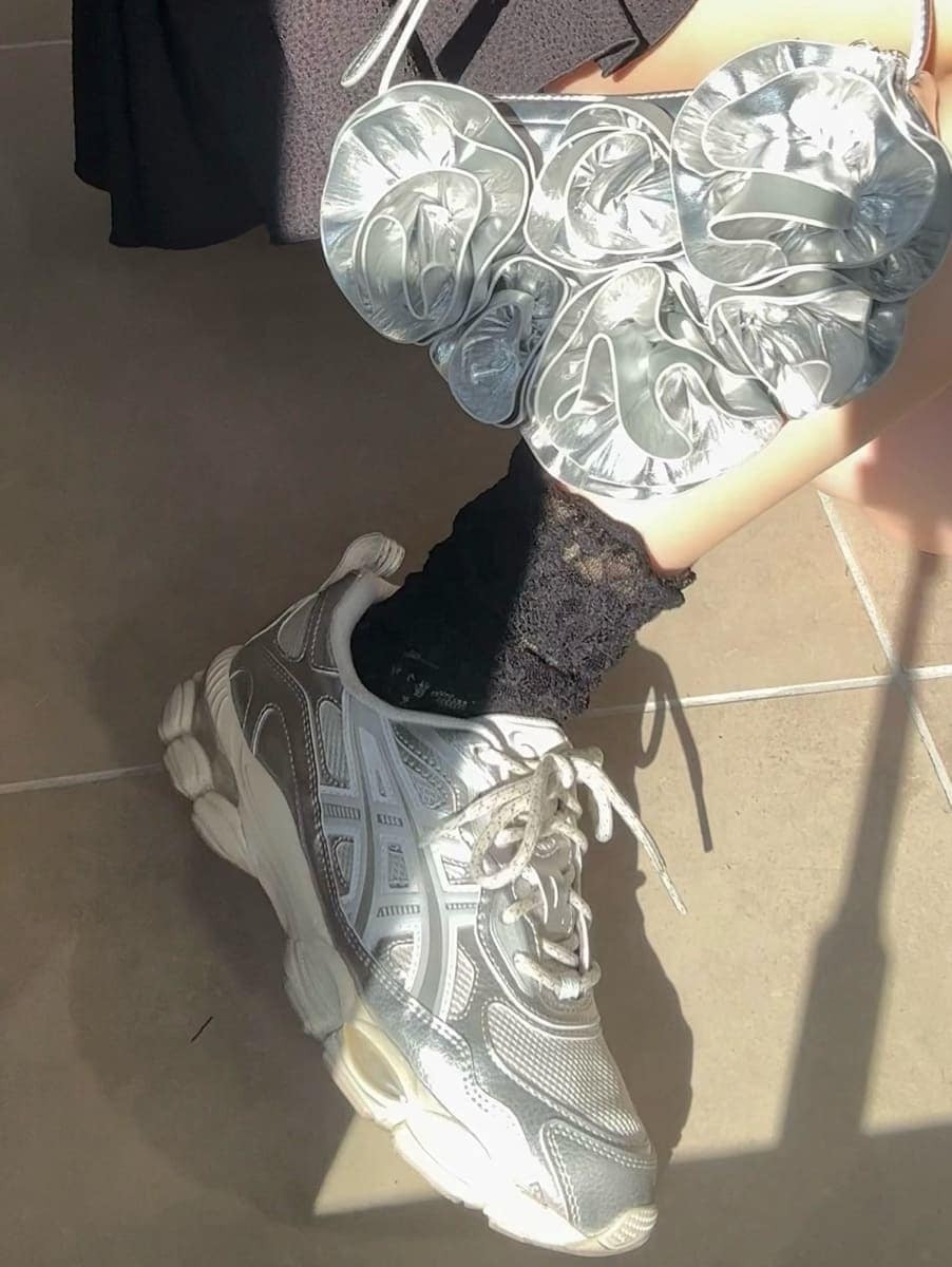 ブラック系のドレス、シルバー系のスニーカーを着用したレディースの冬コーディネートの4枚目の写真