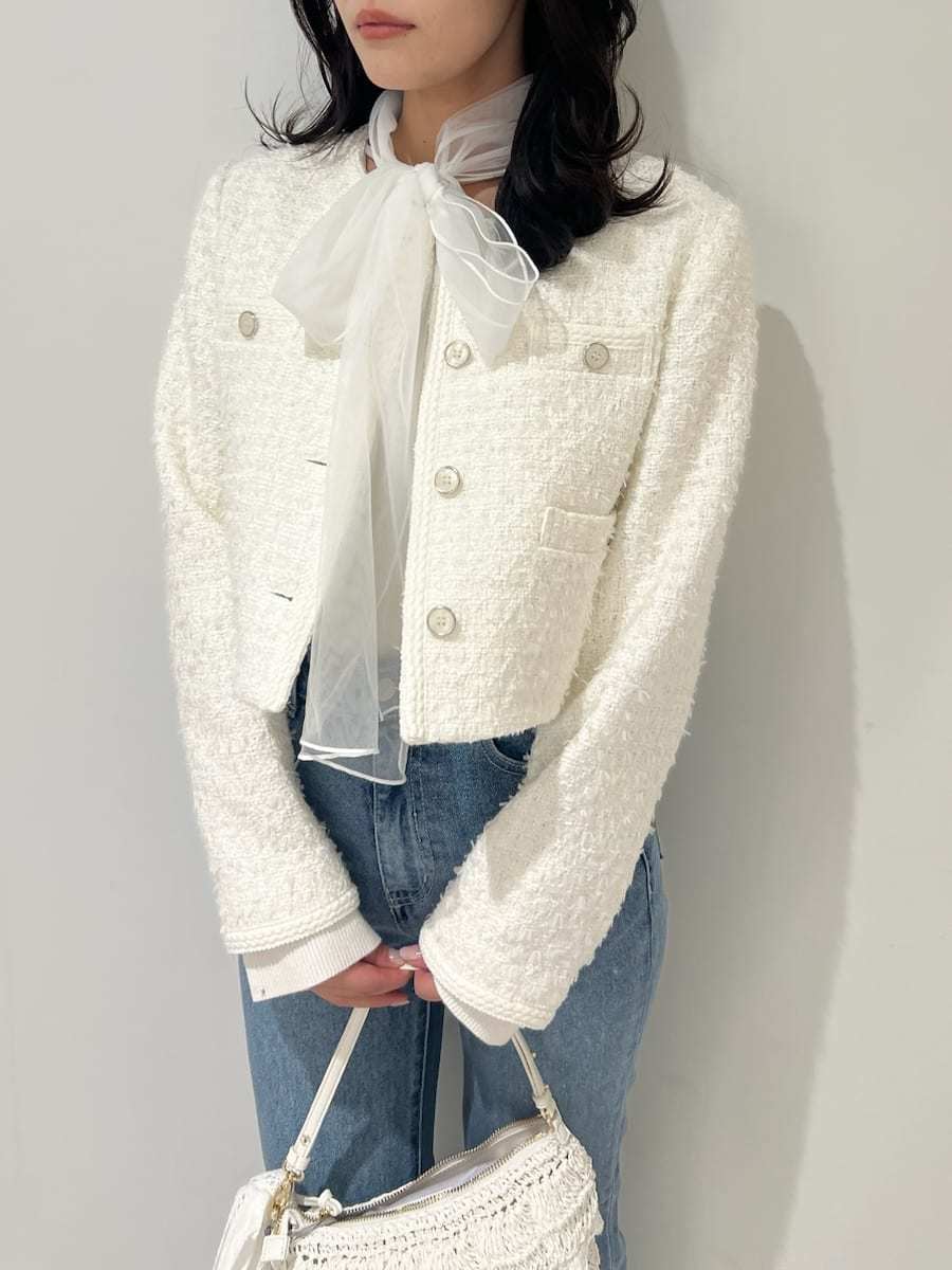 ブルー系のその他パンツ、ホワイト系のノーカラージャケット、ホワイト系のニット/セーターを着用したレディースの冬コーディネートの4枚目の写真