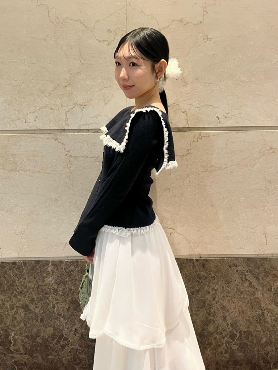 ホワイト系のスカート、ブルー系のニット/セーター、その他のピアス（両耳用）を着用したレディースの冬コーディネートの4枚目の写真