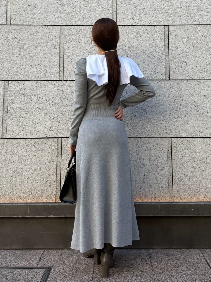 ブラック系のハンドバッグ、グレー系のワンピースを着用したレディースの冬コーディネートの6枚目の写真
