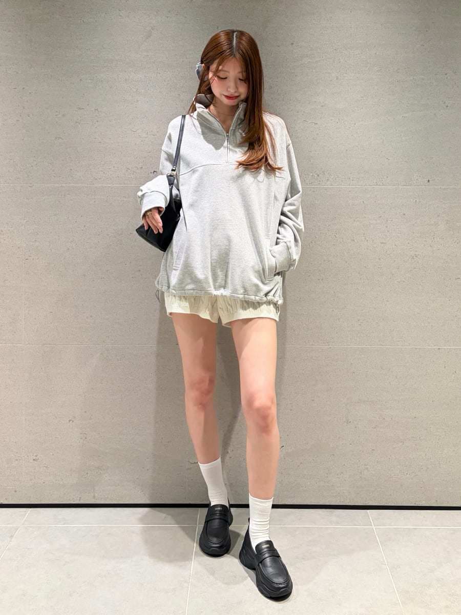 ブラック系のローファー、ホワイト系のその他パンツ、グレー系のTシャツ/カットソーを着用したレディースの秋コーディネートの4枚目の写真