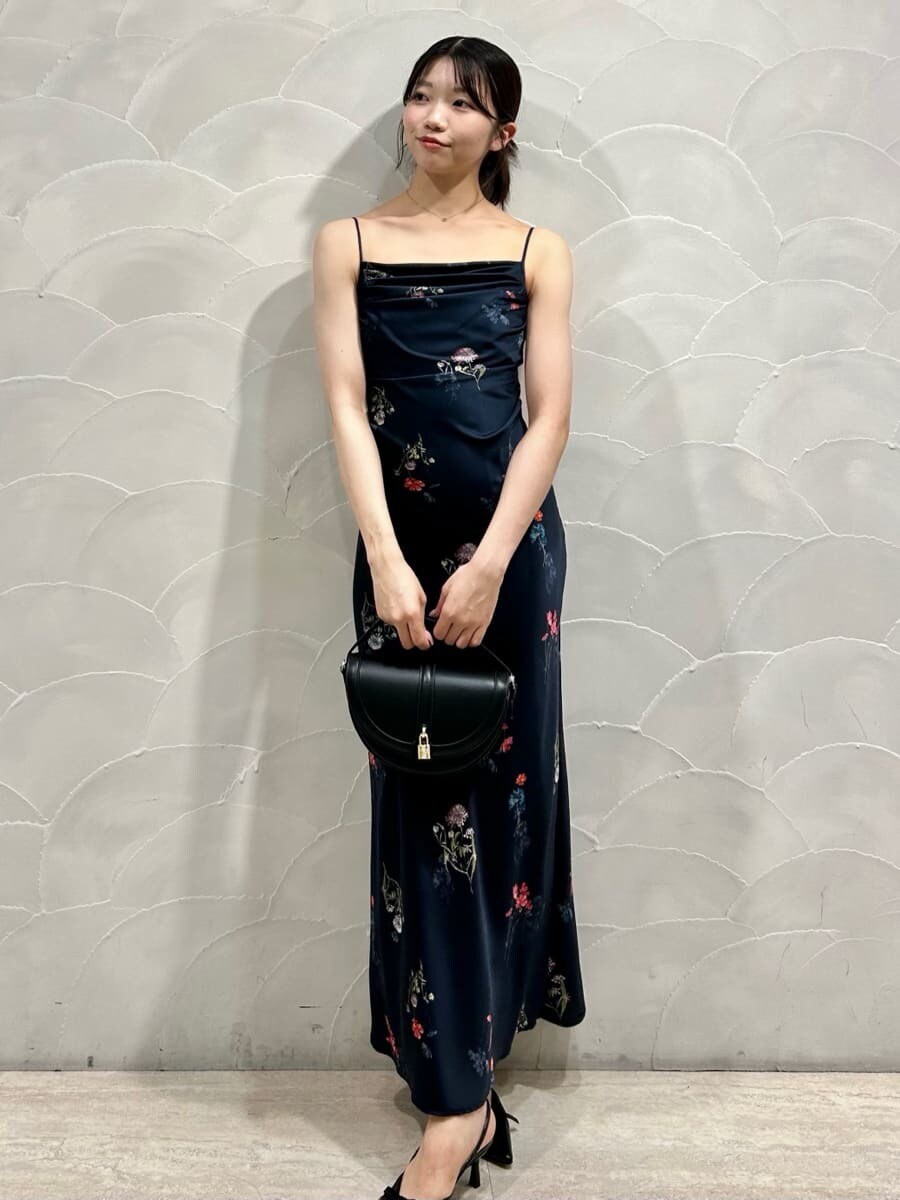 ブルー系のカーディガン/ボレロ、ブラック系のハンドバッグを着用したレディースの秋コーディネートの5枚目の写真