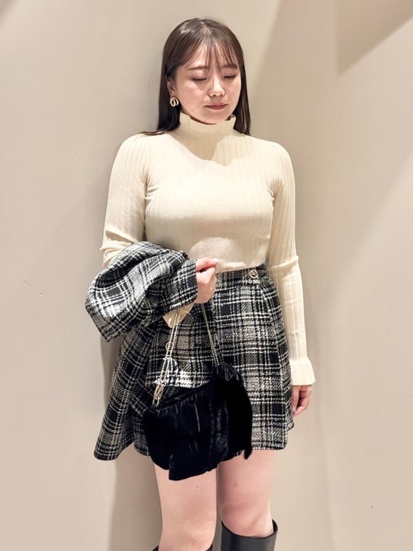 その他のその他アウター、ホワイト系のニット/セーター、その他のその他パンツを着用したレディースの秋コーディネートの6枚目の写真