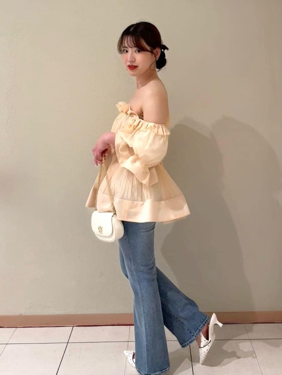 ブルー系のその他パンツ、オレンジ系のその他トップス、その他のパンプスを着用したレディースの春コーディネートの3枚目の写真