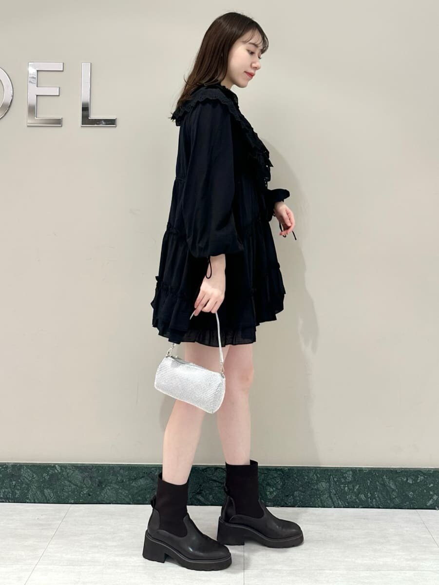 ホワイト系のブルゾン、ブラック系のその他トップスを着用したレディースの冬コーディネートの5枚目の写真