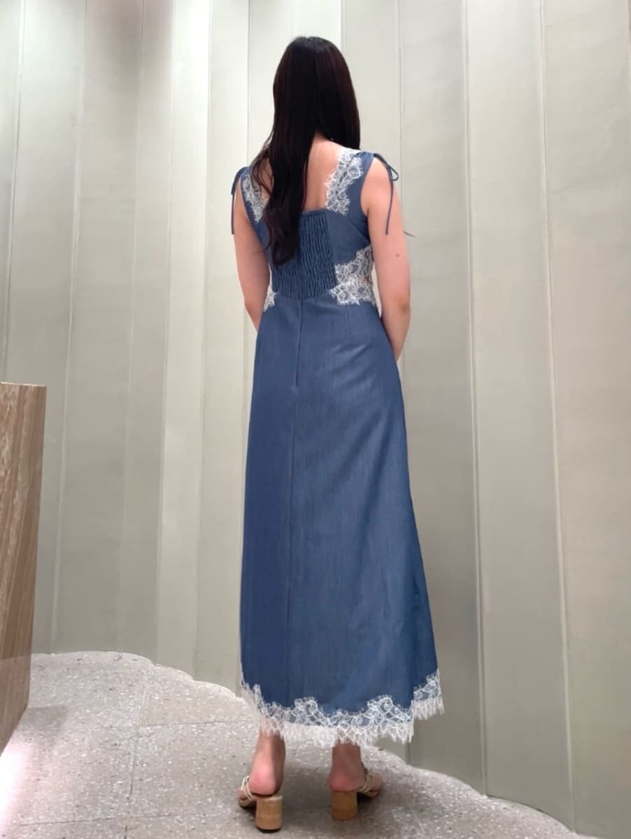 その他のサンダル、ブルー系のワンピース、ベージュ系のハンドバッグを着用したレディースの夏コーディネートの5枚目の写真