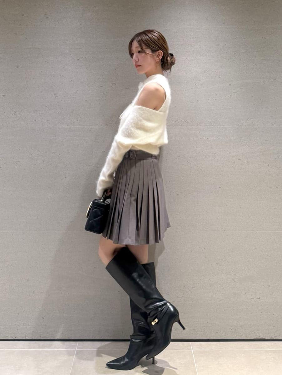 グレー系のその他パンツ、ホワイト系のTシャツ/カットソー、ブラック系のブーツを着用したレディースの秋コーディネートの2枚目の写真