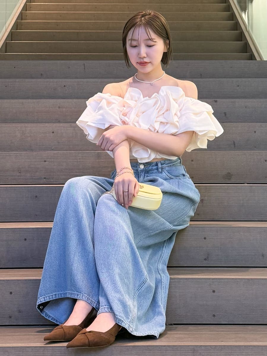 ホワイト系のシャツ/ブラウス、ブラウン系のパンプス、イエロー系のショルダーバッグを着用したレディースの冬コーディネートの7枚目の写真