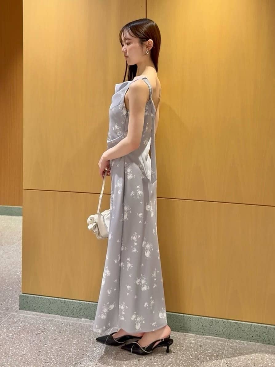 その他のワンピース、ブルー系のカーディガン/ボレロ、ブラック系のパンプスを着用したレディースの春コーディネートの3枚目の写真